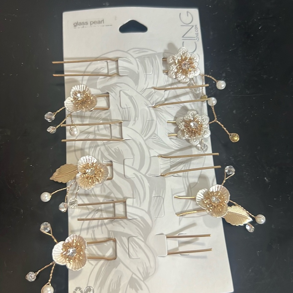 Gold hair pins with pearls